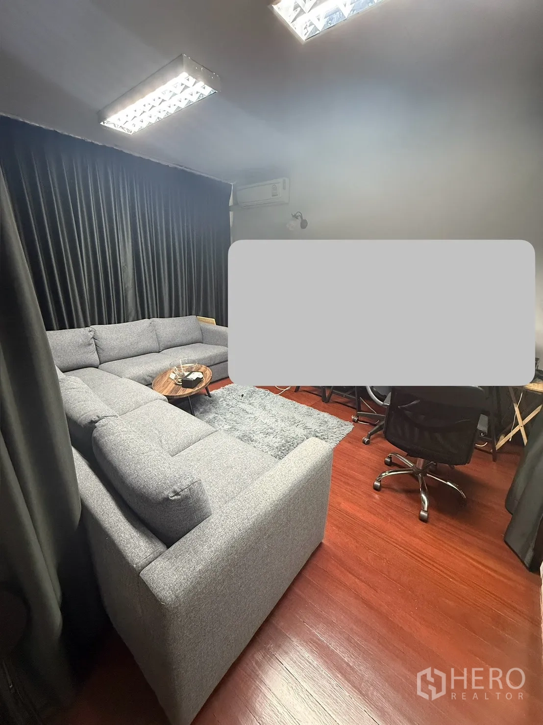 โฮมออฟฟิศ for rent in Watthana, Bangkok - ห้องประชุมสไตล์มีเดีย โซฟาเข้ามุมสีเทา ผ้าม่านทึบ ไฟเพดานสว่าง และพรม