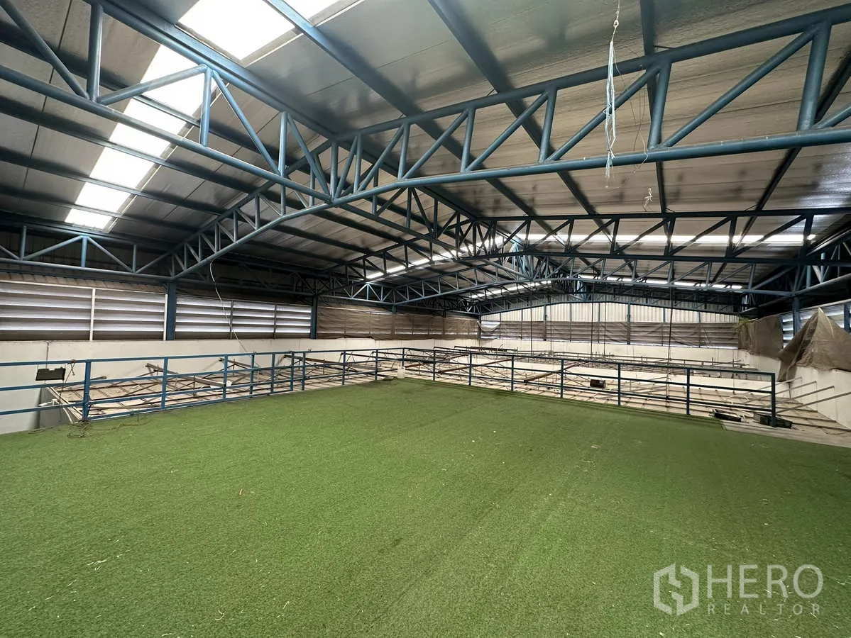 Factory for rent or sale in Bang Yai, Nonthaburi - Mezzanine storage area under steel truss roof with safety railing.