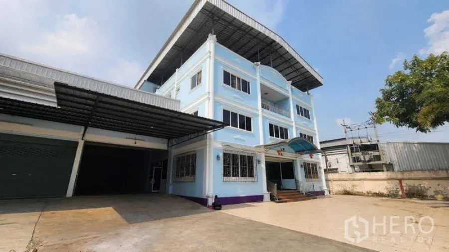 工厂 出租在Pak Kret, Nonthaburi - 三层蓝色办公楼与仓库连体，宽阔车道和遮雨装卸区