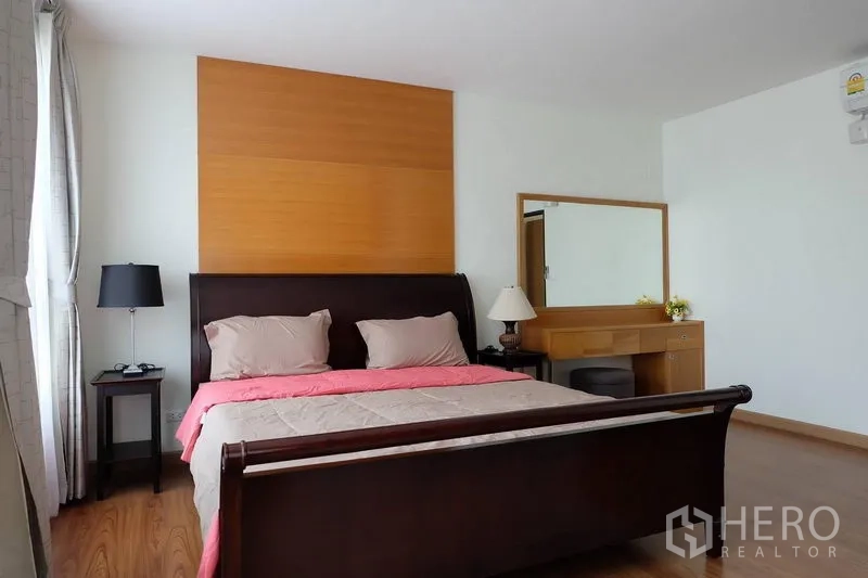 Condominium for rent in Khlong Toei, Bangkok - Master bedroom with king bed, bedside tables, dressing table and natural light