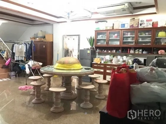 工厂 出售在Khlong Luang, Pathum Thani - 员工茶水间与餐区，圆桌、储物柜及电器。