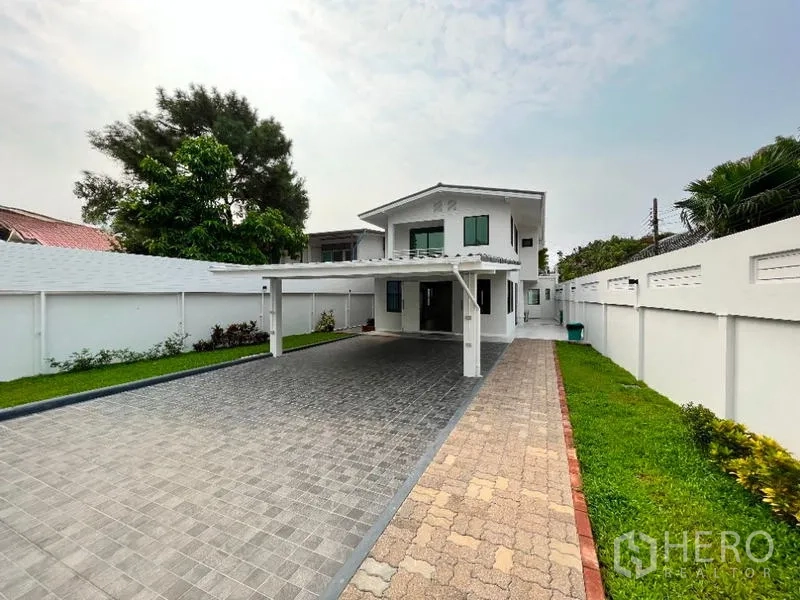 Detached House for rent in Phaya Thai, Bangkok - Wide view of front driveway, lawn and gated perimeter wall.