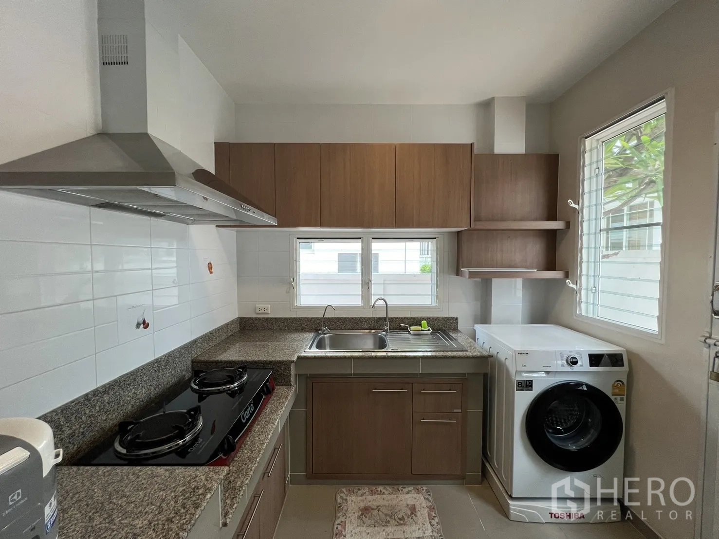 Detached House for rent in Bang Kapi, Bangkok - Thai kitchen with granite counters, gas hob, extractor hood and washing machine.