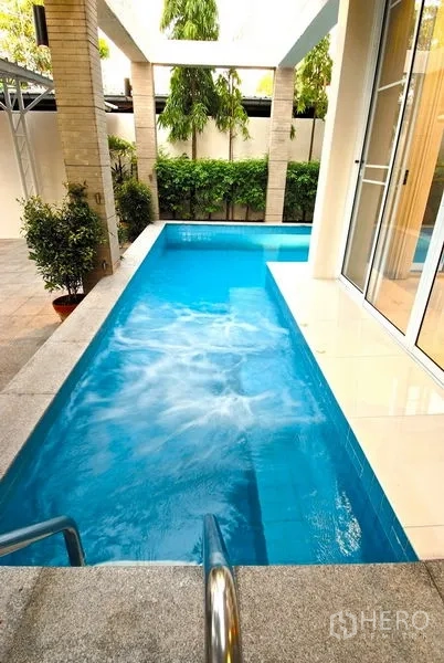 Detached House for rent in Watthana, Bangkok - Close‑up of the private pool with steps and bubbling jets next to the house.