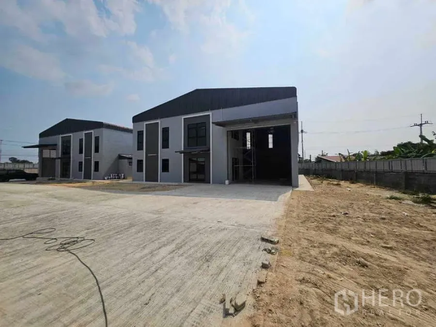 Warehouse for rent in Mueang Rayong, Rayong - Wide concrete yard in front of new warehouse units with truck-friendly access.