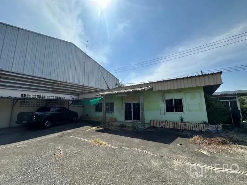 Warehouse for rent in Wang Noi, Phra Nakhon Si Ayutthaya - Single-storey office building and parking area set beside the main warehouse structure.