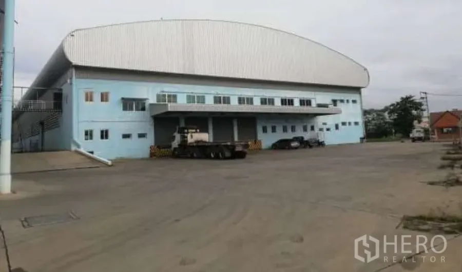 Warehouse for rent in Nong Chok, Bangkok - Warehouse exterior with dock doors, covered loading platform and wide trailer yard.