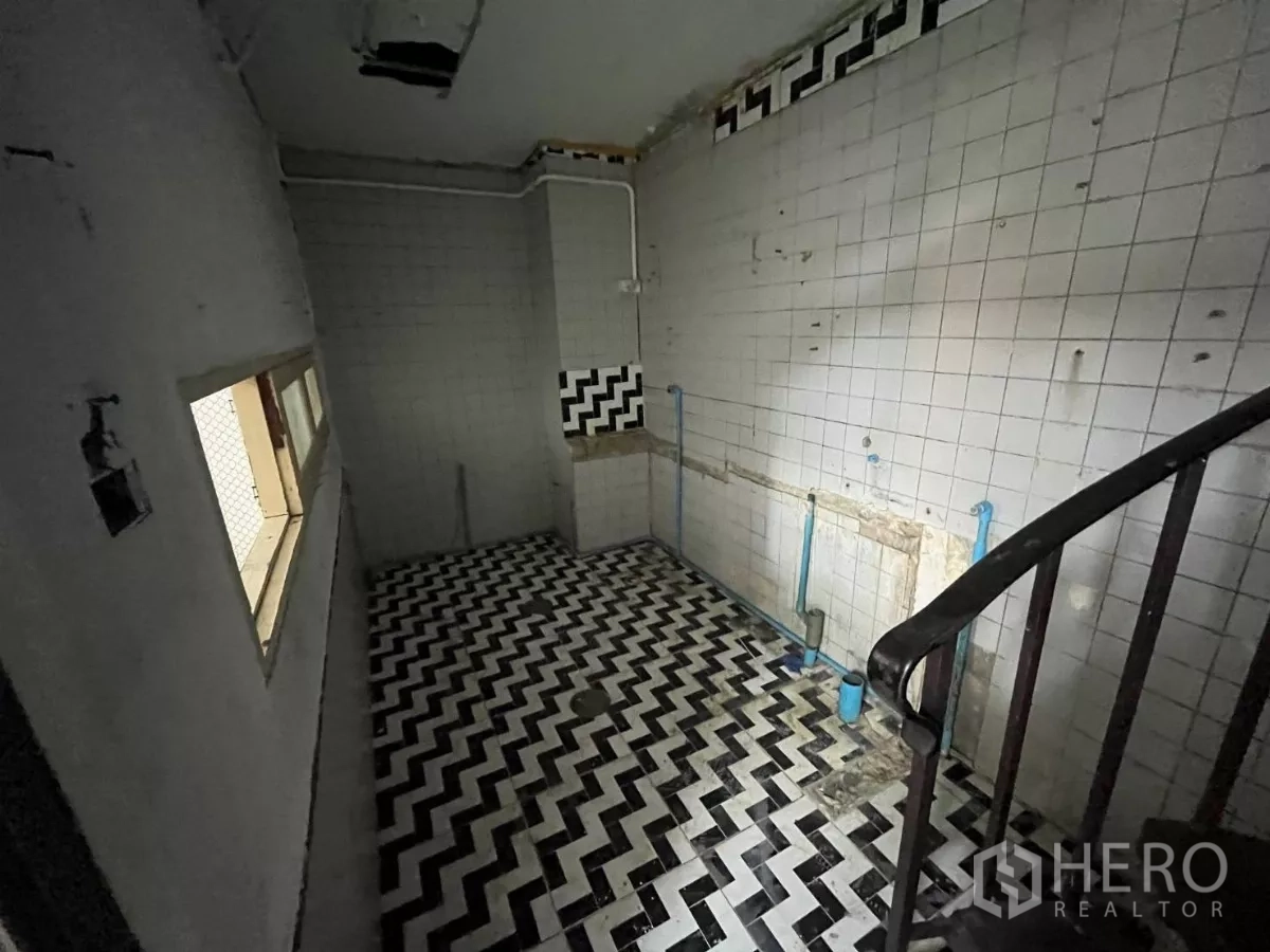 店屋 出租在Watthana, Bangkok - 瓷砖房间，黑白人字纹地砖，裸露管线与螺旋楼梯扶手。
