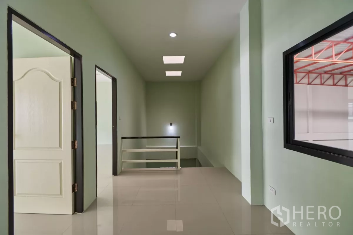 Factory for rent in Mueang Samut Sakhon, Samut Sakhon - Landing area with doors to rooms and access to a restroom.