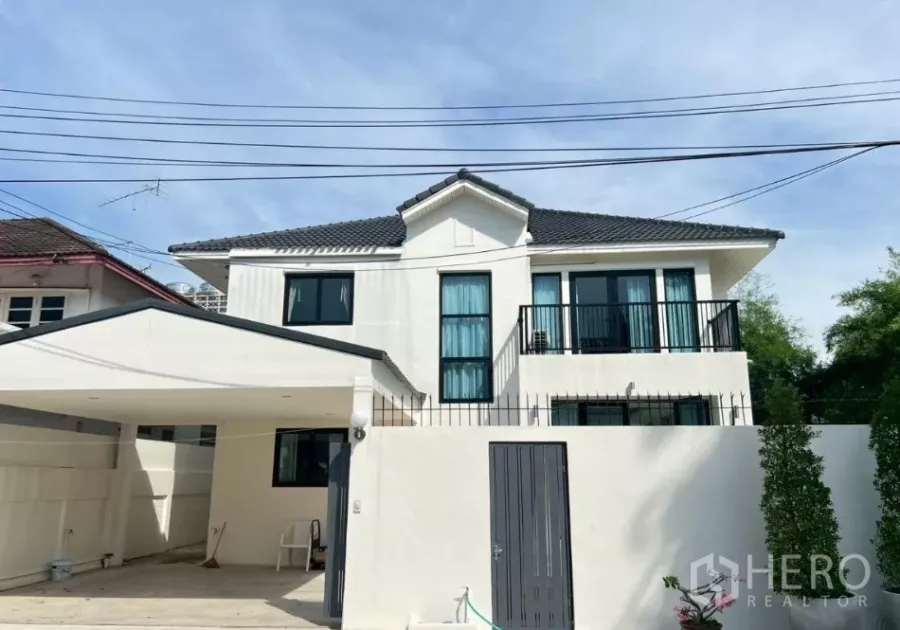 Detached House for rent in Suan Luang, Bangkok - Modern two-storey white detached house with gated carport and balcony in Suan Luang.