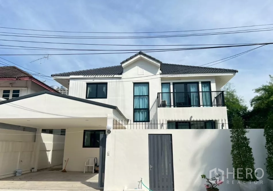 Detached House for rent in Suan Luang, Bangkok - Modern two-storey white detached house with gated carport and balcony in Suan Luang.