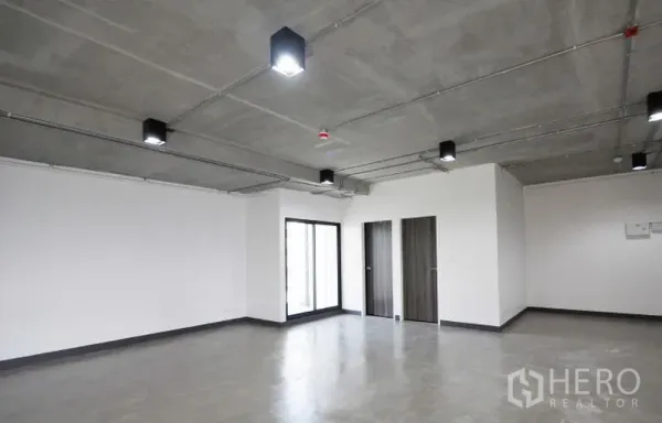 办公空间 出租在Watthana, Bangkok - 宽敞办公室，滑动玻璃门与两扇内门，可作储物或卫生间，工业风外露天花。
