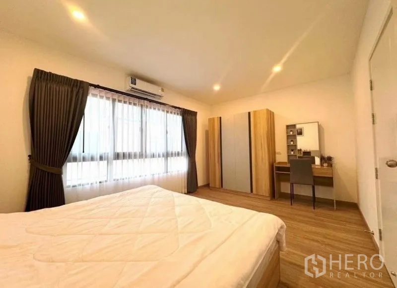 联排别墅 出租 - 次卧明亮，设衣柜与梳妆台，木地板。