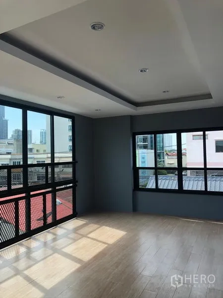 带办公室的家 出租在Suan Luang, Bangkok - 明亮的办公区，托盘天花与多面窗，木纹地板。