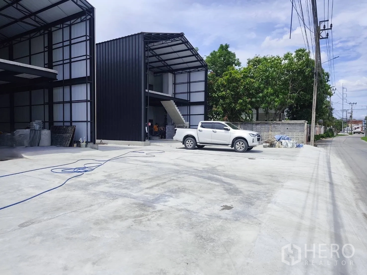 仓库 for rent in Sai Mai, Bangkok - 新建仓库配有宽阔混凝土前院，便于停车与装卸。