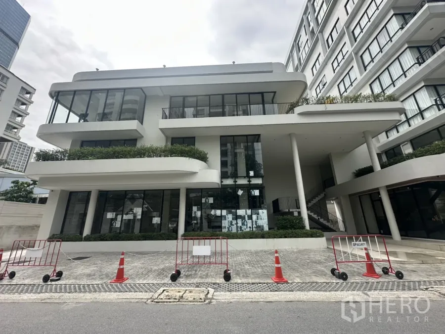 Featured image for For rent Retail Space 204 sqm in Thung Maha Mek, Sathon, Bangkok BTS Chong Nonsi
