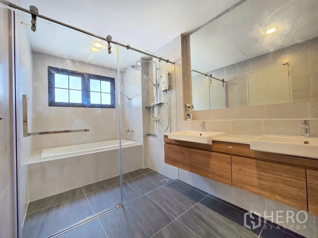 Detached House for rent in Bang Phli, Samut Prakan - Bathroom with glass shower, bathtub and double sinks