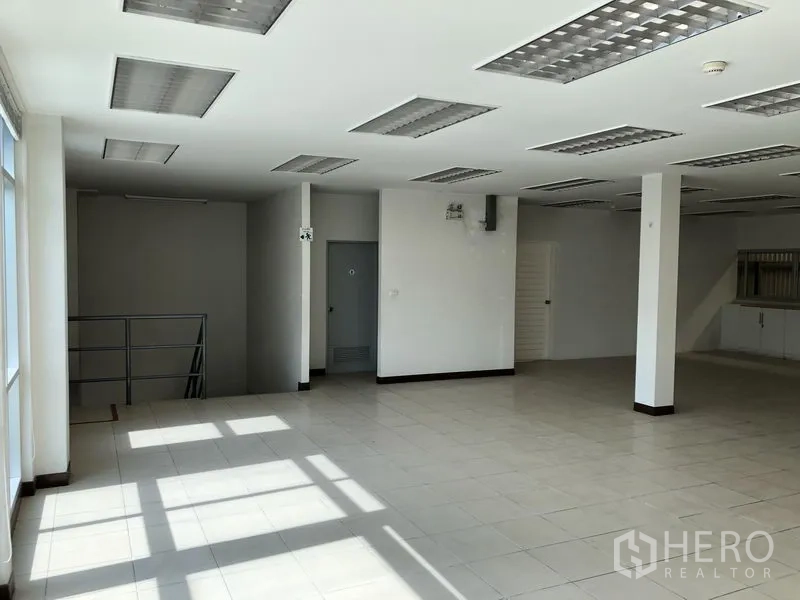 Factory for rent in Bang Sao Thong, Samut Prakan - Open-plan office area with pillars, tiled flooring and ceiling lights.