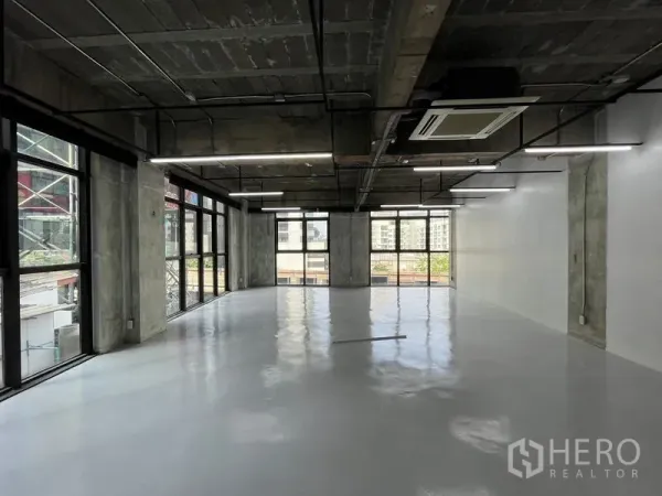 办公空间 出租在Khlong Toei, Bangkok - 澎蓬区74㎡开放式办公室，落地窗、裸露混凝土天花与线性LED照明。