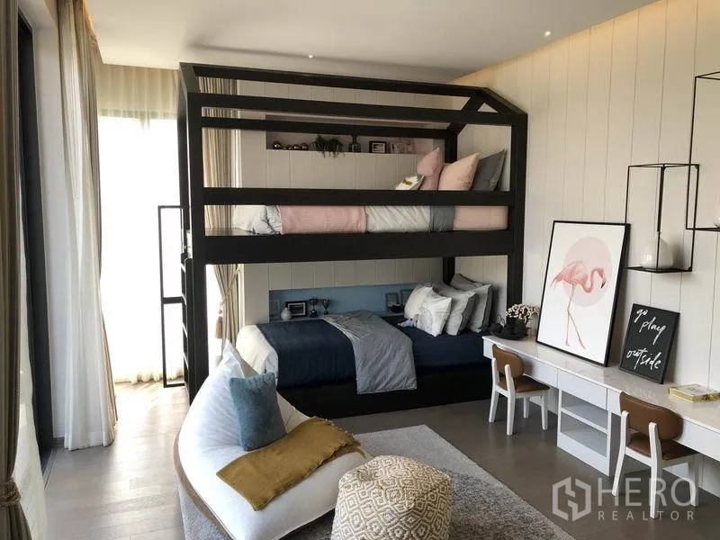 Detached House for sale in Bang Kapi, Bangkok - Bright kids’ bedroom with stylish bunk frame, twin beds and a long study desk by the window.