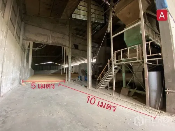 Factory for rent in Chachoengsao - Industrial interior with machinery platform, stairs and a concrete aisle suitable for production.