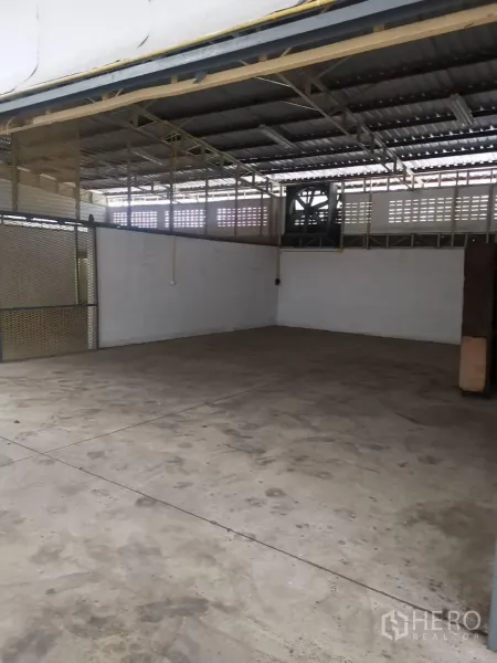 货栈 出租在Suan Luang, Bangkok - 半开放装卸区，混凝土地面、金属网隔断与工业排风扇。