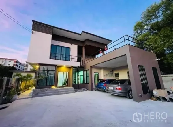 独立式住宅 出售在Sai Mai, Bangkok - 白天外观，宽阔车道与位于车棚上的屋顶露台。