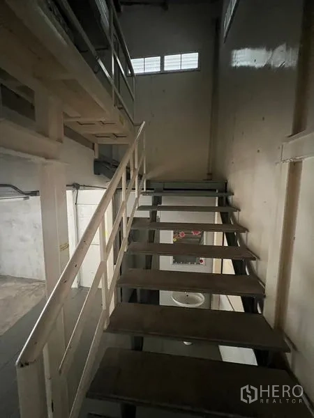 店屋 出租在Watthana, Bangkok - 狭窄金属楼梯通往夹层。