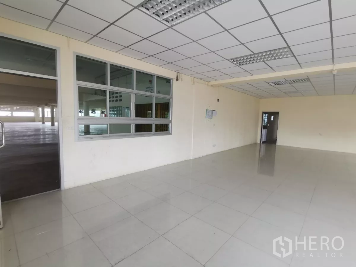 Factory for rent in Khlong Toei, Bangkok - Office area featuring interior windows connecting to the production hall.