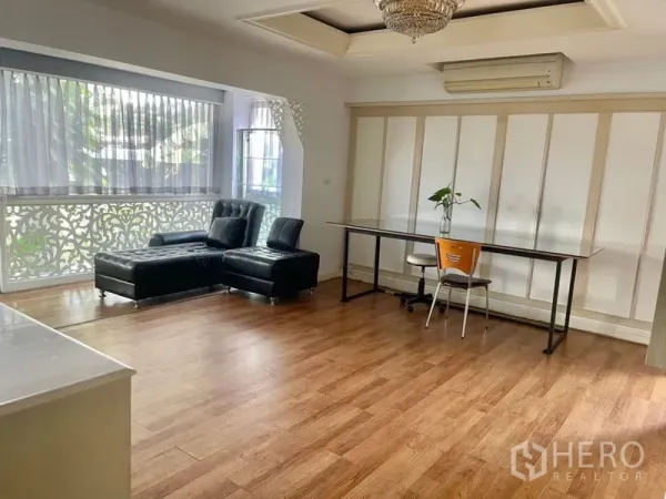 带办公室的家 出租或出售在Suan Luang, Bangkok - 采光充足的开放式房间，转角皮沙发与长书桌靠窗
