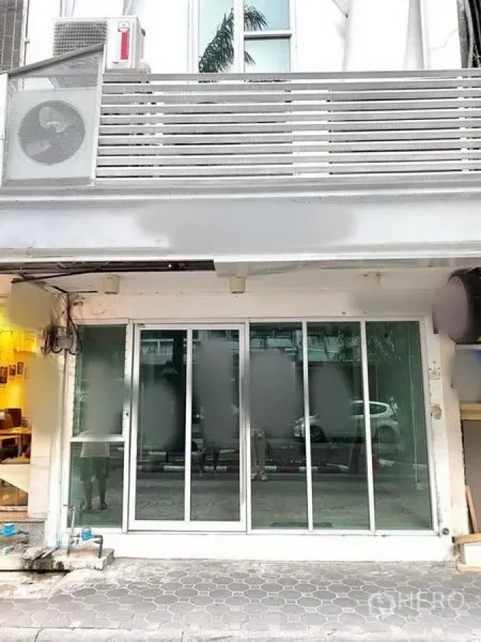 อาคารพาณิชย์ ให้เช่าในPhaya Thai, Bangkok - ด้านหน้าชั้นล่างอาคารพาณิชย์ กระจกบานเลื่อนกว้าง ใกล้ BTS พญาไท