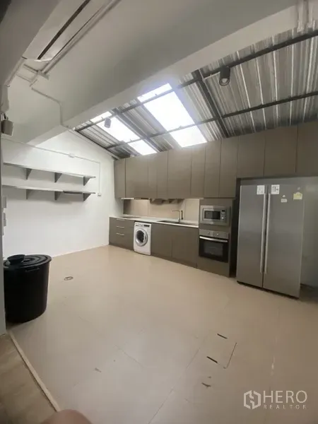 带办公室的家 出租或出售 - 采光良好的厨房，天窗屋顶与整墙柜体，配水槽、洗衣机、微波炉及双门冰箱