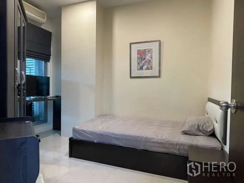 Apartment for rent in Khlong Toei, Bangkok - Second bedroom with single bed, wardrobe and window desk.