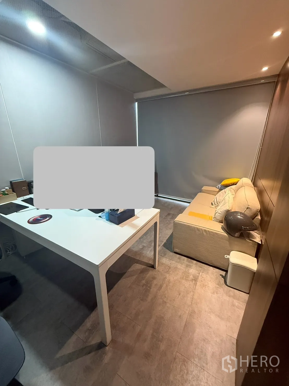 โฮมออฟฟิศ for rent in Watthana, Bangkok - ห้องทำงานส่วนตัว โต๊ะสีขาว โซฟาสีเบจ ม่านม้วน และไฟดาวน์ไลต์