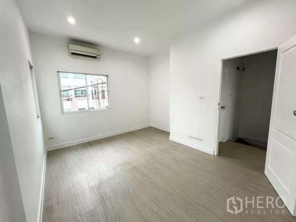 带办公室的家 出租在Bueng Kum, Bangkok - 转角房间，大片窗户、筒灯与分体空调。