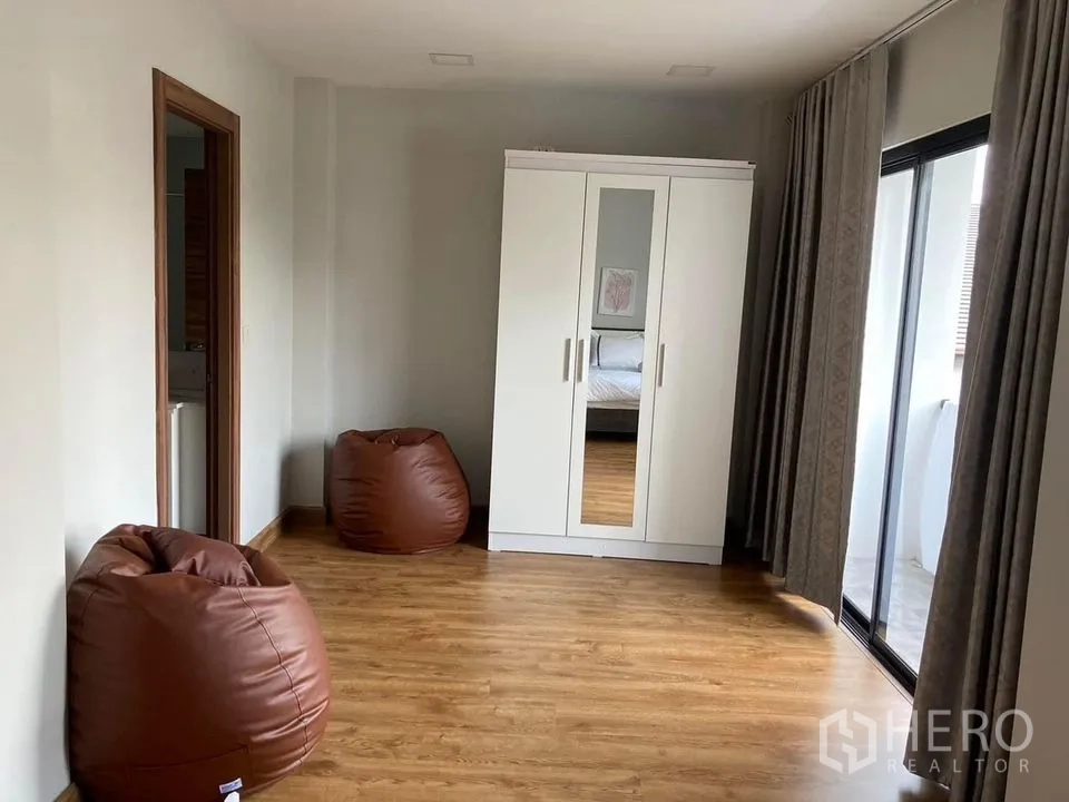Detached House for rent in Khlong Toei, Bangkok - Multi-purpose room with white wardrobe, beanbags and balcony access