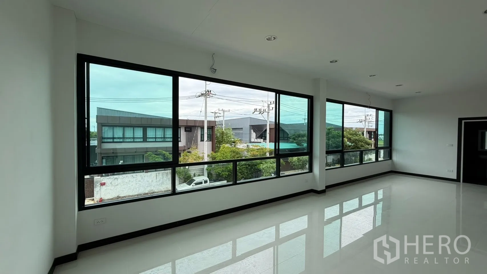 Factory for sale in Bang Len, Nakhon Pathom - Corner office on the upper floor with large windows overlooking the street.