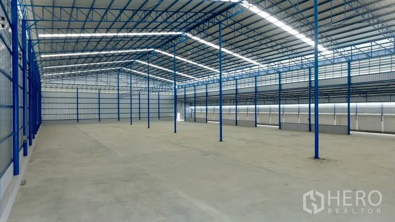 Factory for rent in Mueang Samut Sakhon, Samut Sakhon - Open-span factory floor with skylight panels and ventilation along the walls.