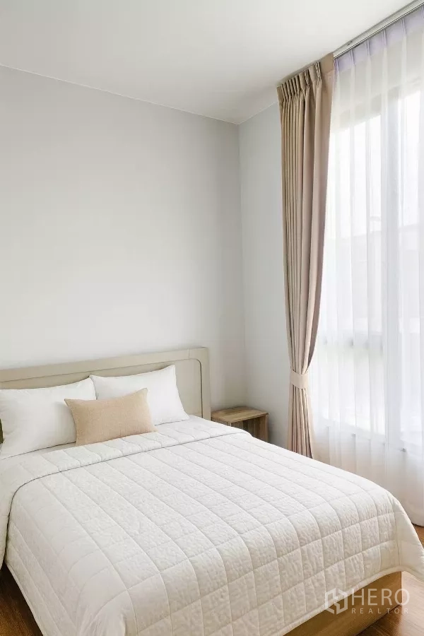Townhouse for rent in Bang Phli, Samut Prakan - Sunlit master bedroom with queen bed, neutral bedding and sheer curtains.