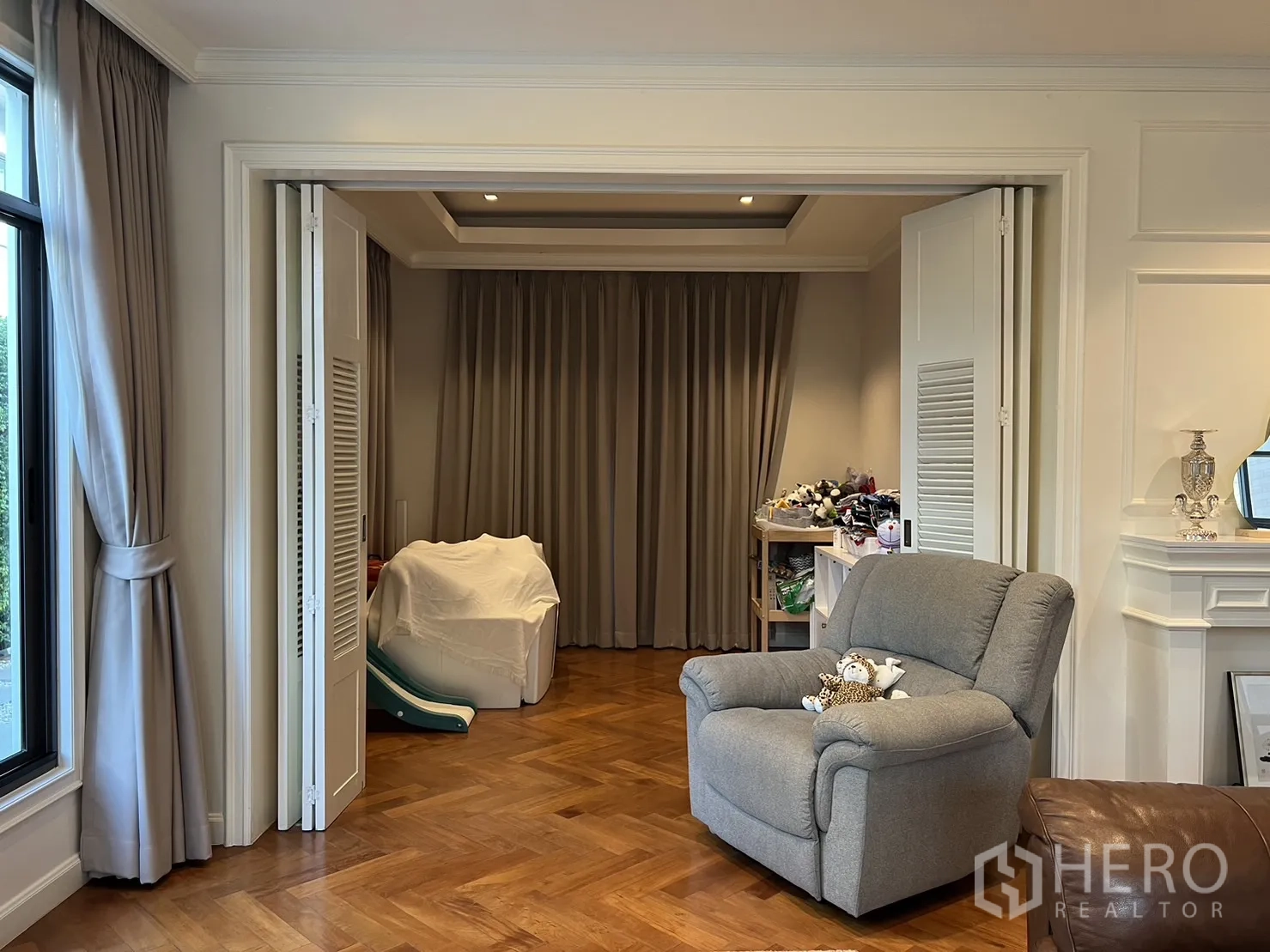 独立式住宅 出租在Suan Luang, Bangkok - 多功能房近景，折叠门与单椅。