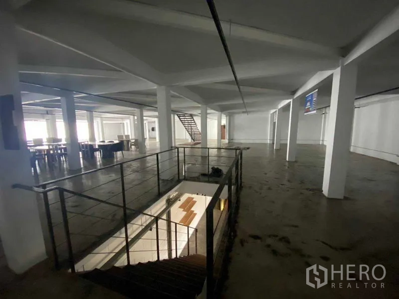 Retail Space for rent in Bang Na, Bangkok - Vast open floor with white columns and a central stair opening.