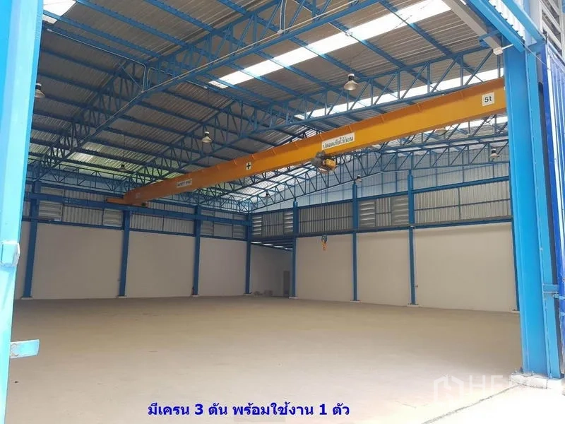 Factory for rent in Samut Sakhon - Interior with a 3-ton overhead bridge crane installed under the steel truss roof.