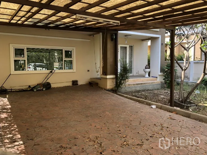 Detached House for rent or sale in Bang Kapi, Bangkok - Covered carport and small front garden of a detached house.
