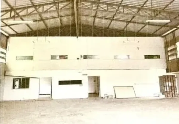 Warehouse for rent in Lat Phrao, Bangkok - Interior view featuring a built-in office block along one wall and a clear work area.