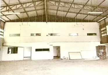 Warehouse for rent in Lat Phrao, Bangkok - Interior view featuring a built-in office block along one wall and a clear work area.
