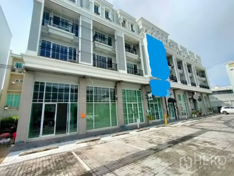 สำนักงานที่บ้าน ให้เช่าหรือขายในBang Na, Bangkok - อาคารโฮมออฟฟิศ 4 ชั้น หน้ากระจกพร้อมที่จอดรถภายในโครงการ ย่านบางนา