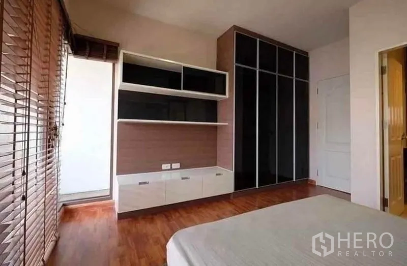 ทาวน์เฮาส์ ให้เช่า - ห้องนอนที่สอง ตู้เสื้อผ้าบิลท์อินและชั้นเก็บของ ตรงข้ามประตูระเบียง