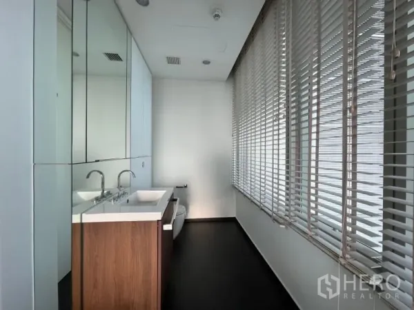 Condominium for rent or sale in Pathum Wan, Bangkok - Second bathroom featuring twin sinks, long vanity, full-height mirrors and window blinds.