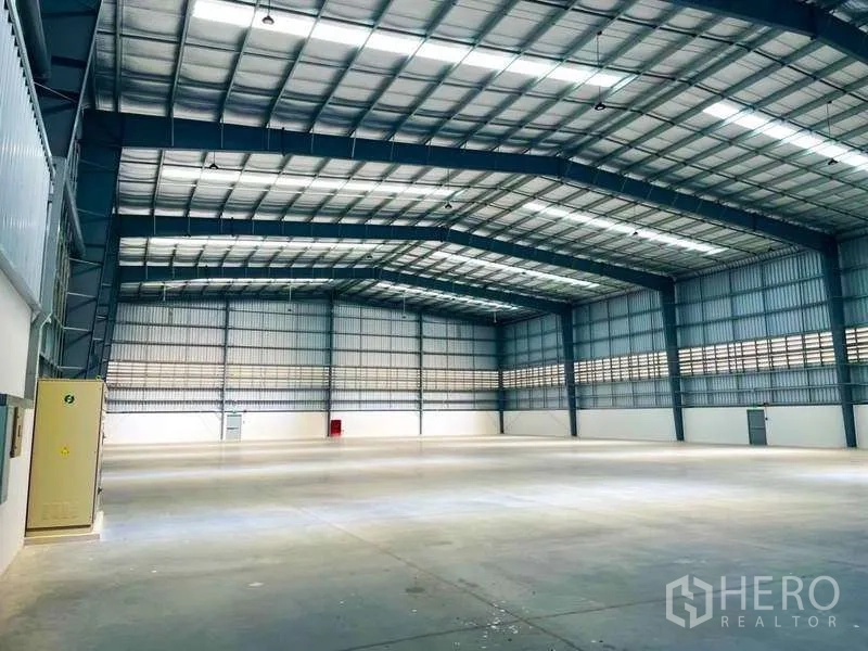 货栈 出租在Mueang Rayong, Rayong - 仓库内部无柱大空间，高钢梁屋架与抛光混凝土地面