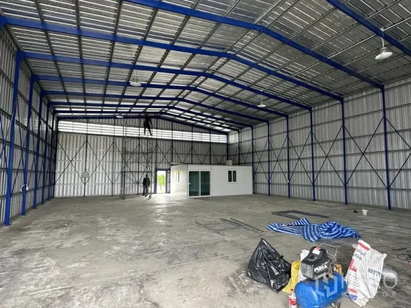 Warehouse for rent in Khlong Luang, Pathum Thani - Steel truss roof, ventilation louvres and smooth concrete floor inside the warehouse.